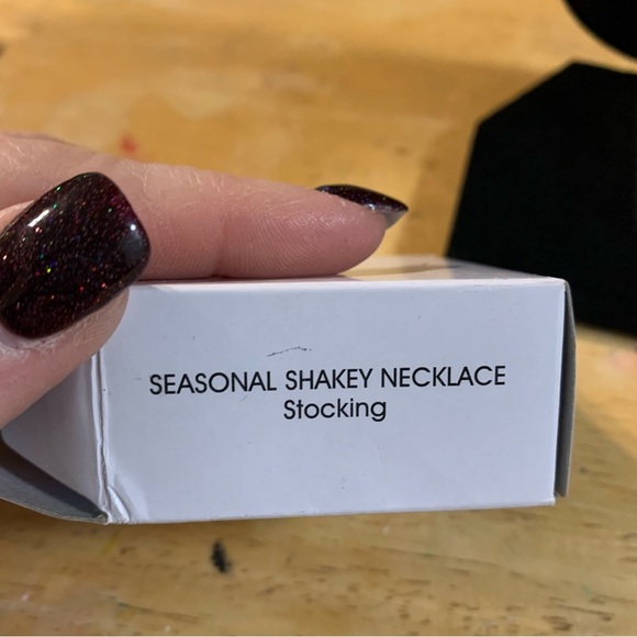 Avon Seasonal Shakes Red and Silvertone stocking Necklace NIB 2014 - Picture 5 of 7